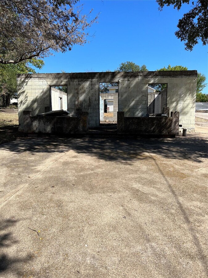 2906 Coombs Creek Dr, Dallas, TX 75233