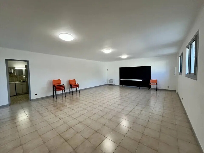 Office in Velleron for lease - Interior Photo - Image 2 of 6