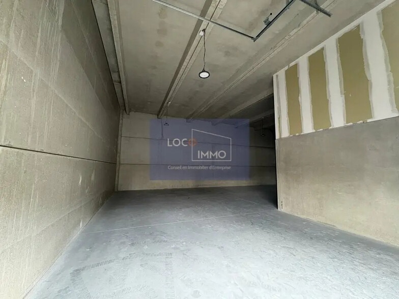 Flex in Saint-Germain-du-Puch for lease - Interior Photo - Image 3 of 8