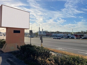 5925 SE Abshier Blvd, Belleview, FL for sale Interior Photo- Image 2 of 45