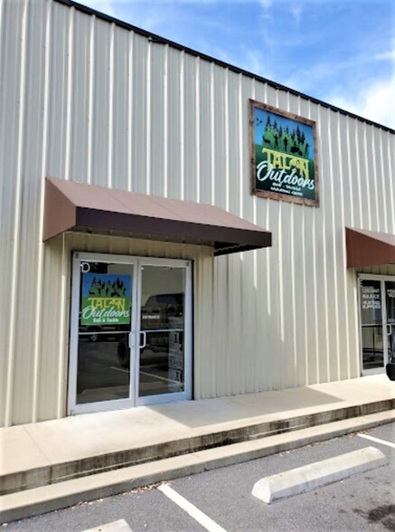 301 Commerce Blvd, Midway, FL for lease - Building Photo - Image 2 of 8