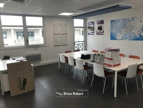 Flex in Bron for lease Building Photo- Image 1 of 8