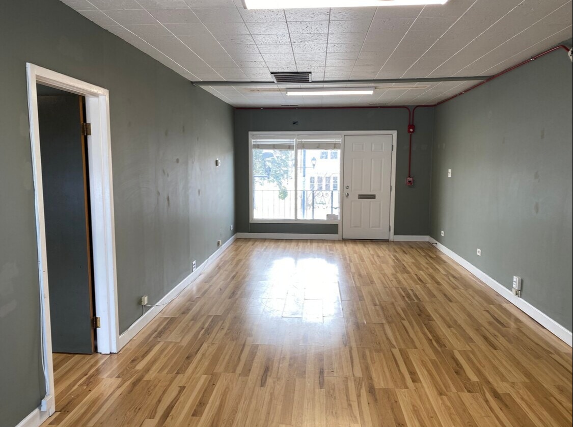 381 N York Rd, Elmhurst, IL for lease Interior Photo- Image 1 of 5