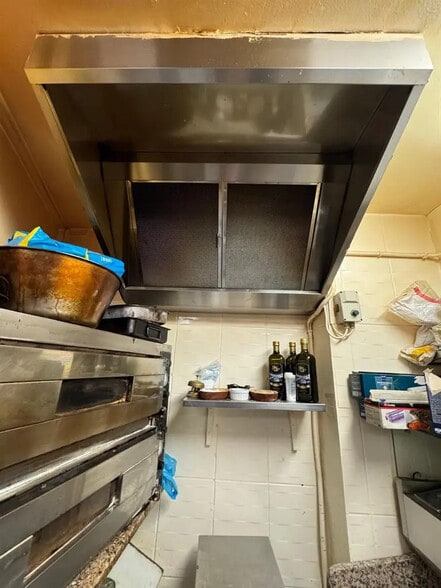 Retail in Paris for lease - Interior Photo - Image 2 of 4