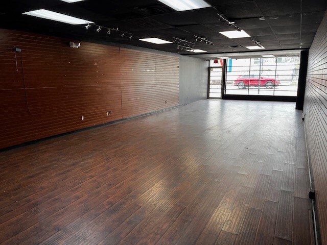 3745-3747 Broadway, Kansas City, MO for lease - Building Photo - Image 3 of 7