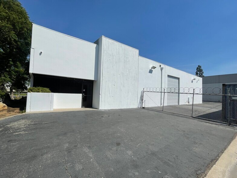 182 Business Center Dr, Corona, CA for lease - Building Photo - Image 3 of 10