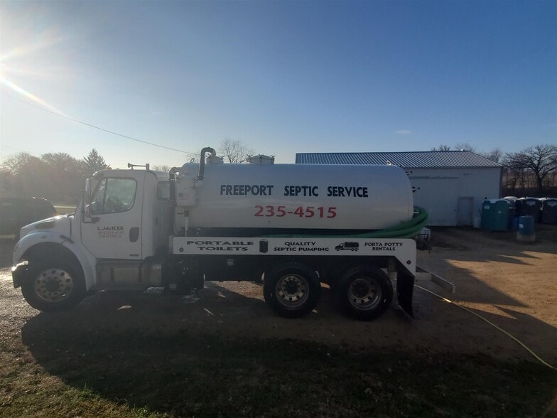 1446 N Bolton Rd, Freeport, IL for sale - Interior Photo - Image 1 of 17