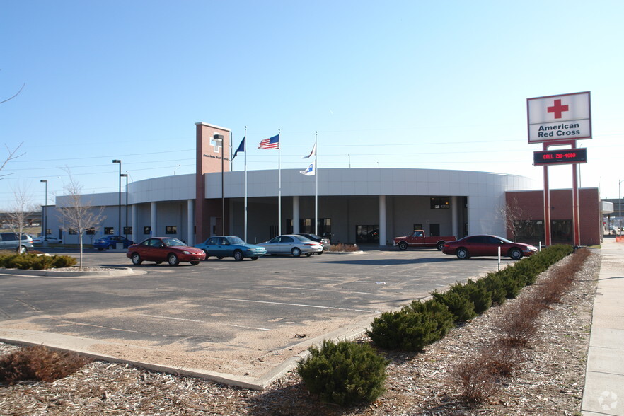 1900 E Douglas Ave, Wichita, KS for lease - Primary Photo - Image 1 of 13