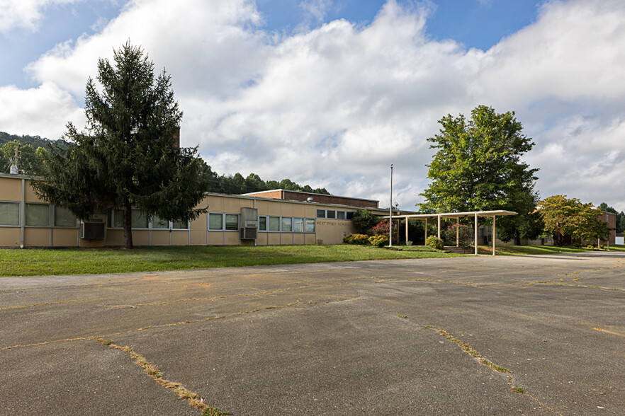 3500 W Pines Rd, Greeneville, TN for sale - Primary Photo - Image 1 of 21