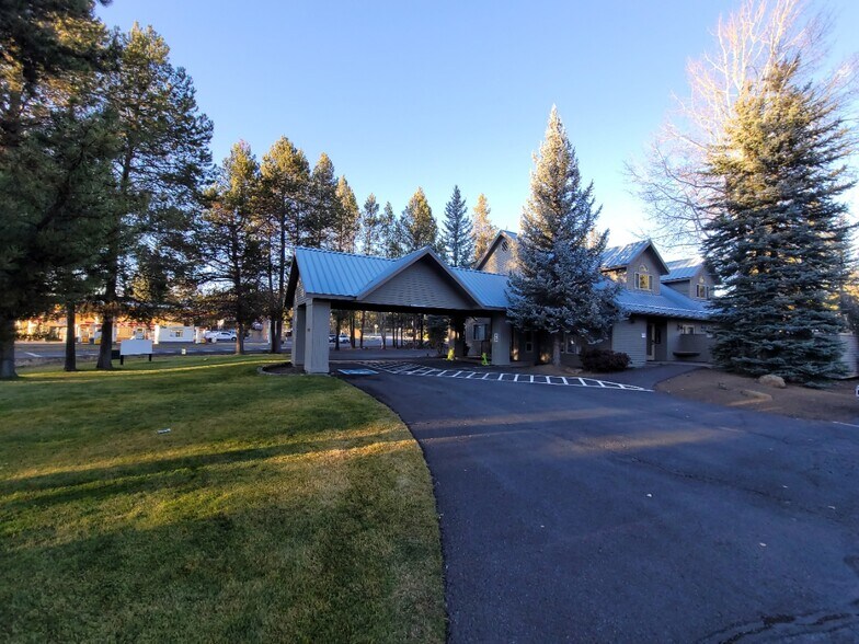 56890 Venture Ln, Sunriver, OR for sale - Building Photo - Image 1 of 1