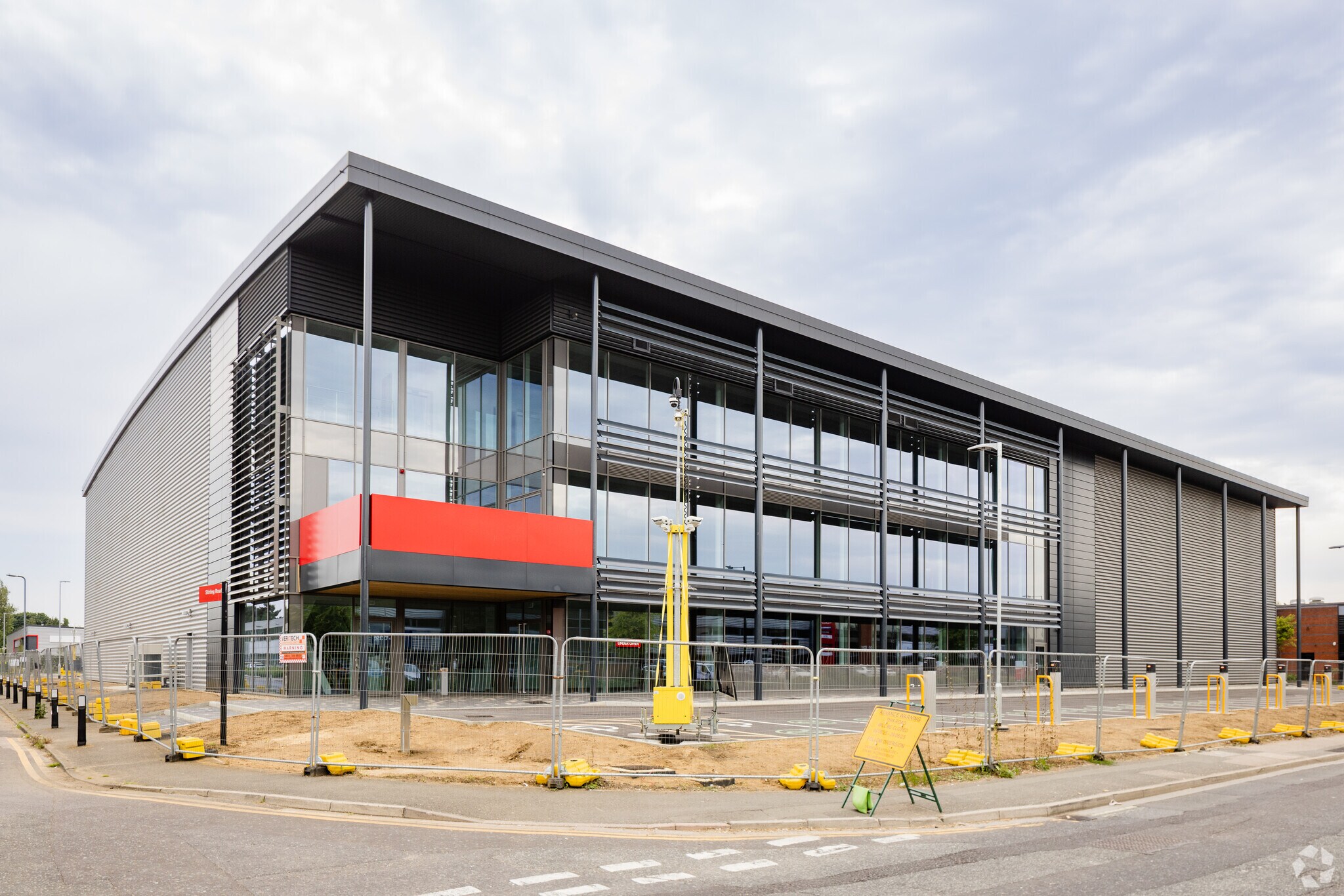 136 Edinburgh Av, Slough for lease Primary Photo- Image 1 of 2