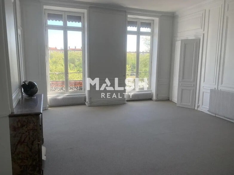 Office in Lyon for lease - Interior Photo - Image 2 of 8