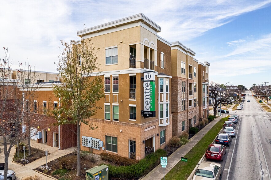 1221 W Oak St, Denton, TX for sale - Primary Photo - Image 1 of 1