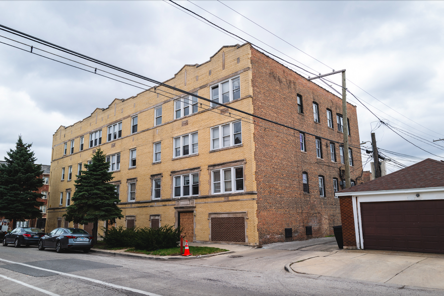 118 Unit South Chicago Multifamily Portf portfolio of 5 properties for sale on LoopNet.com - Building Photo - Image 2 of 15