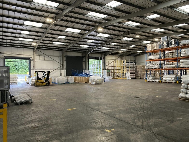 Millshaw Park Ave, Leeds for lease - Interior Photo - Image 2 of 6