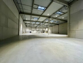 Industrial in Éragny for lease Interior Photo- Image 2 of 8