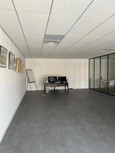 Office in Aubagne for lease - Interior Photo - Image 2 of 5