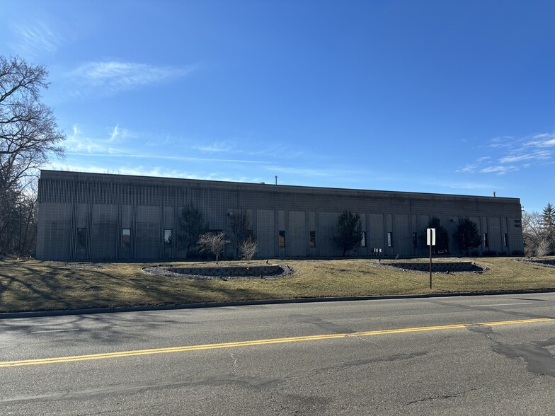 9865 10th Ave N, Plymouth, MN for lease - Building Photo - Image 1 of 7