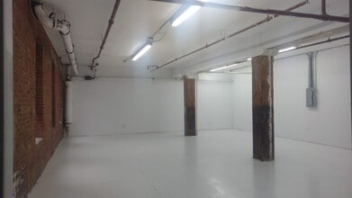 37 Greenpoint Ave, Brooklyn, NY for lease Interior Photo- Image 2 of 2