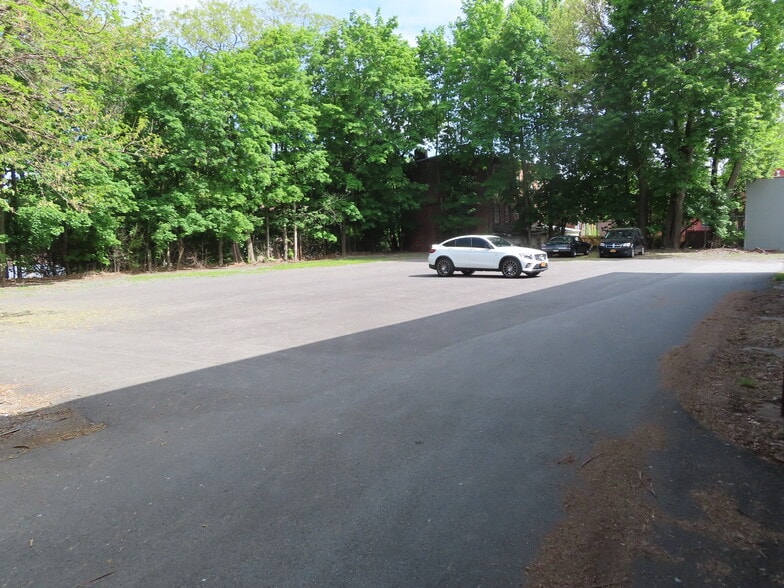 24 Johnes St, Newburgh, NY for lease - Building Photo - Image 2 of 97