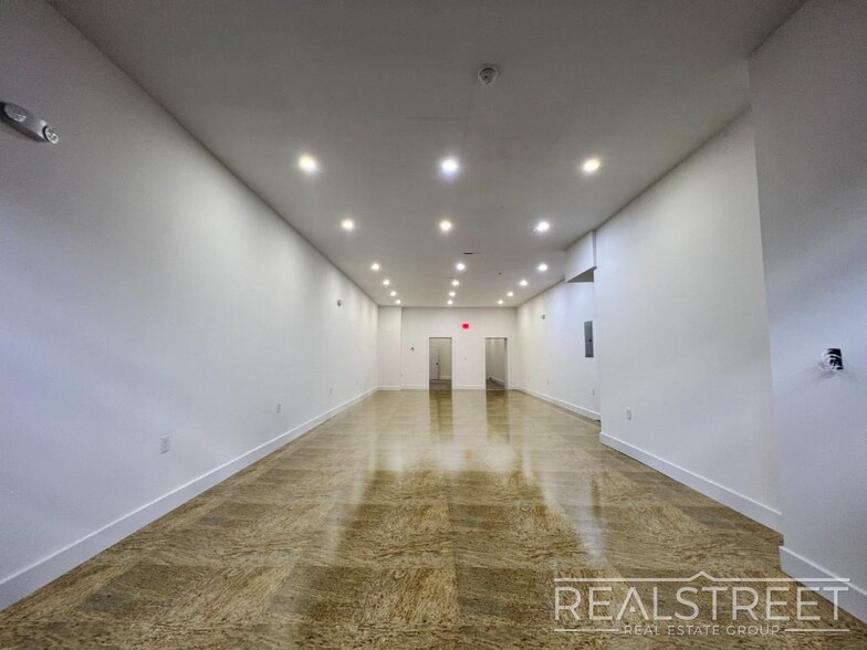 1172 Fulton St, Brooklyn, NY for lease - Interior Photo - Image 3 of 11