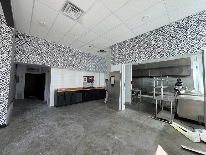 1111 Wilshire Blvd, Los Angeles, CA for lease - Interior Photo - Image 3 of 32