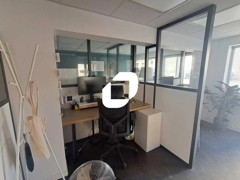 Office in Bordeaux for lease - Interior Photo - Image 3 of 6