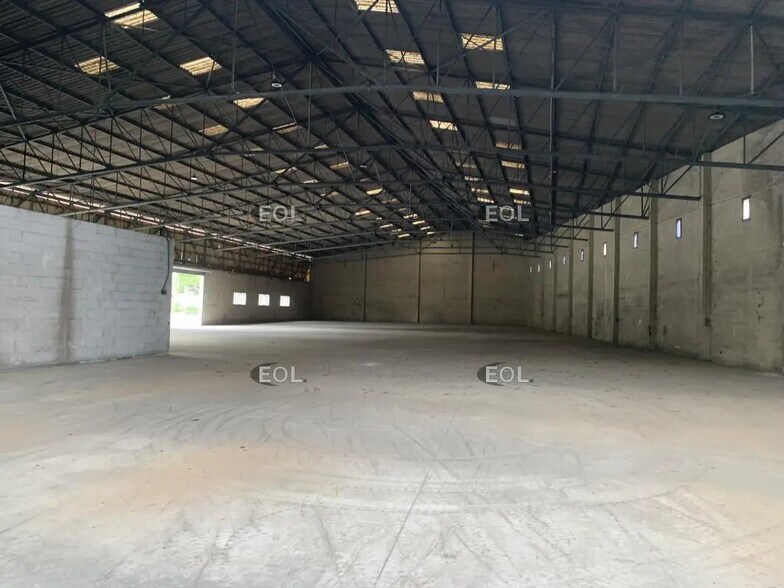 Flex in Bouc-Bel-Air for lease - Building Photo - Image 2 of 18