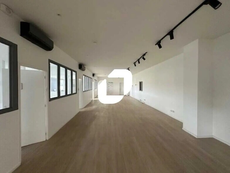 Office in Stains for lease - Building Photo - Image 3 of 12