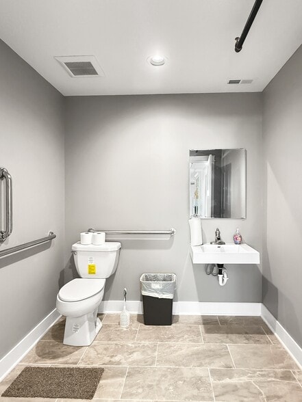 1911 NE 58th Ave, Des Moines, IA for lease - Building Photo - Image 3 of 47