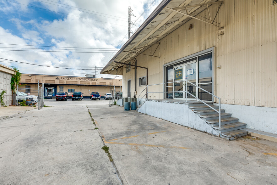 1102 W Laurel St, San Antonio, TX for lease - Building Photo - Image 2 of 15