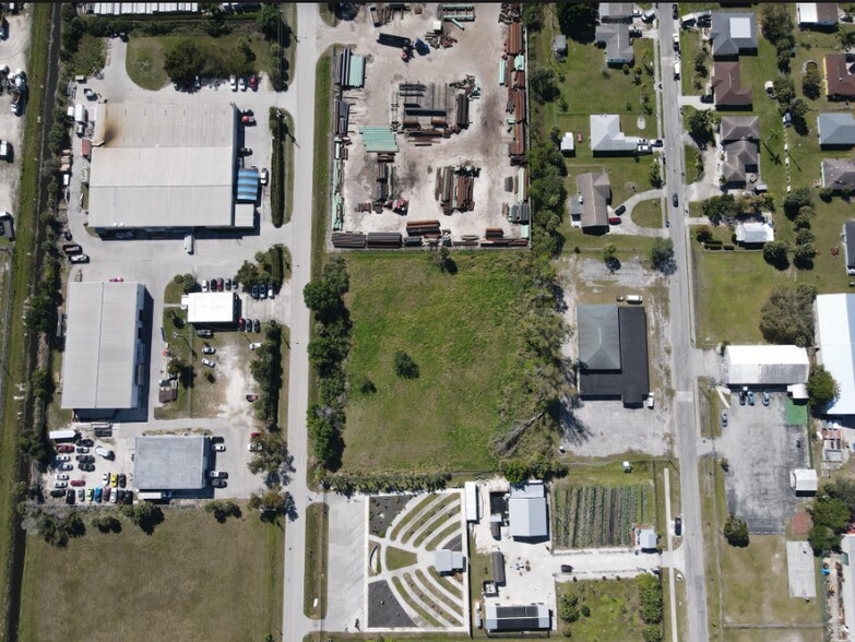 2140 Flint Dr, Fort Myers, FL for lease - Building Photo - Image 3 of 4