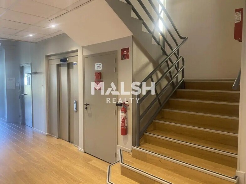 Office in Lyon for lease - Building Photo - Image 3 of 9