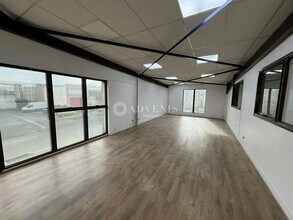 Flex in Le Thillay for lease Interior Photo- Image 2 of 11