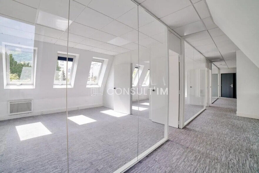 Office in Courbevoie for sale - Building Photo - Image 2 of 7