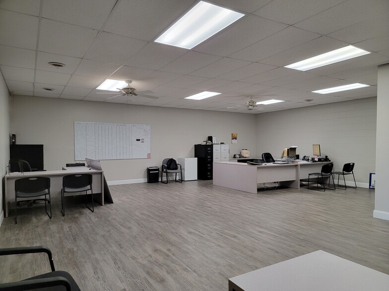 6202 Material Ave, Loves Park, IL for sale - Interior Photo - Image 3 of 16