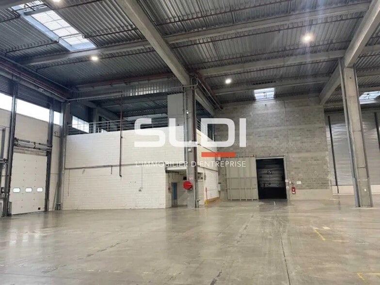 Industrial in Saint-Quentin-Fallavier for lease - Interior Photo - Image 2 of 11
