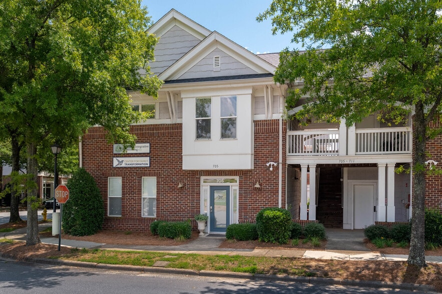 705-711 Peninsula Dr, Davidson, NC for sale - Building Photo - Image 2 of 27