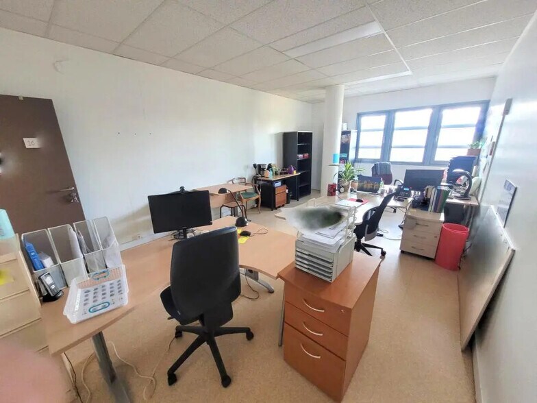 Office in Poissy for lease - Building Photo - Image 3 of 31