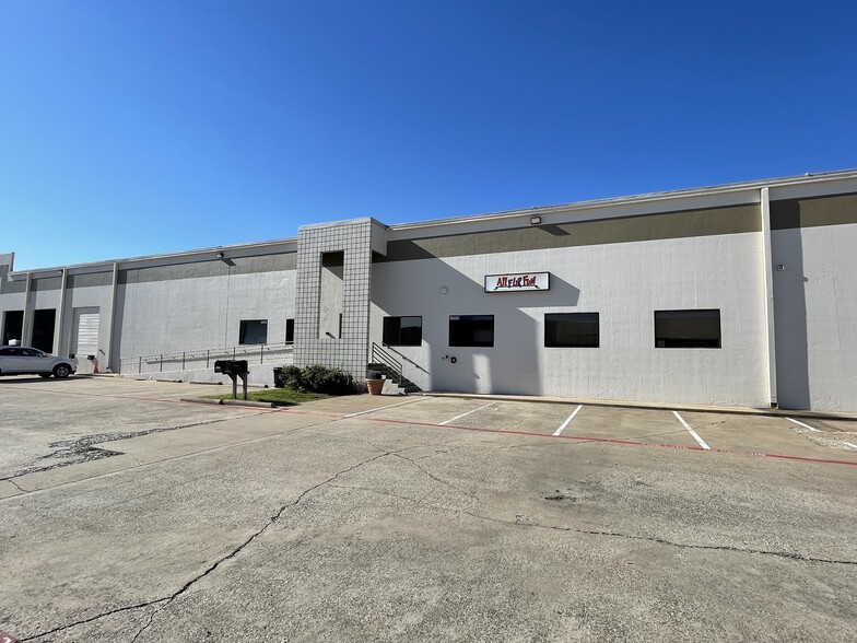 15555 Wright Brothers Dr, Addison, TX for lease - Building Photo - Image 1 of 5