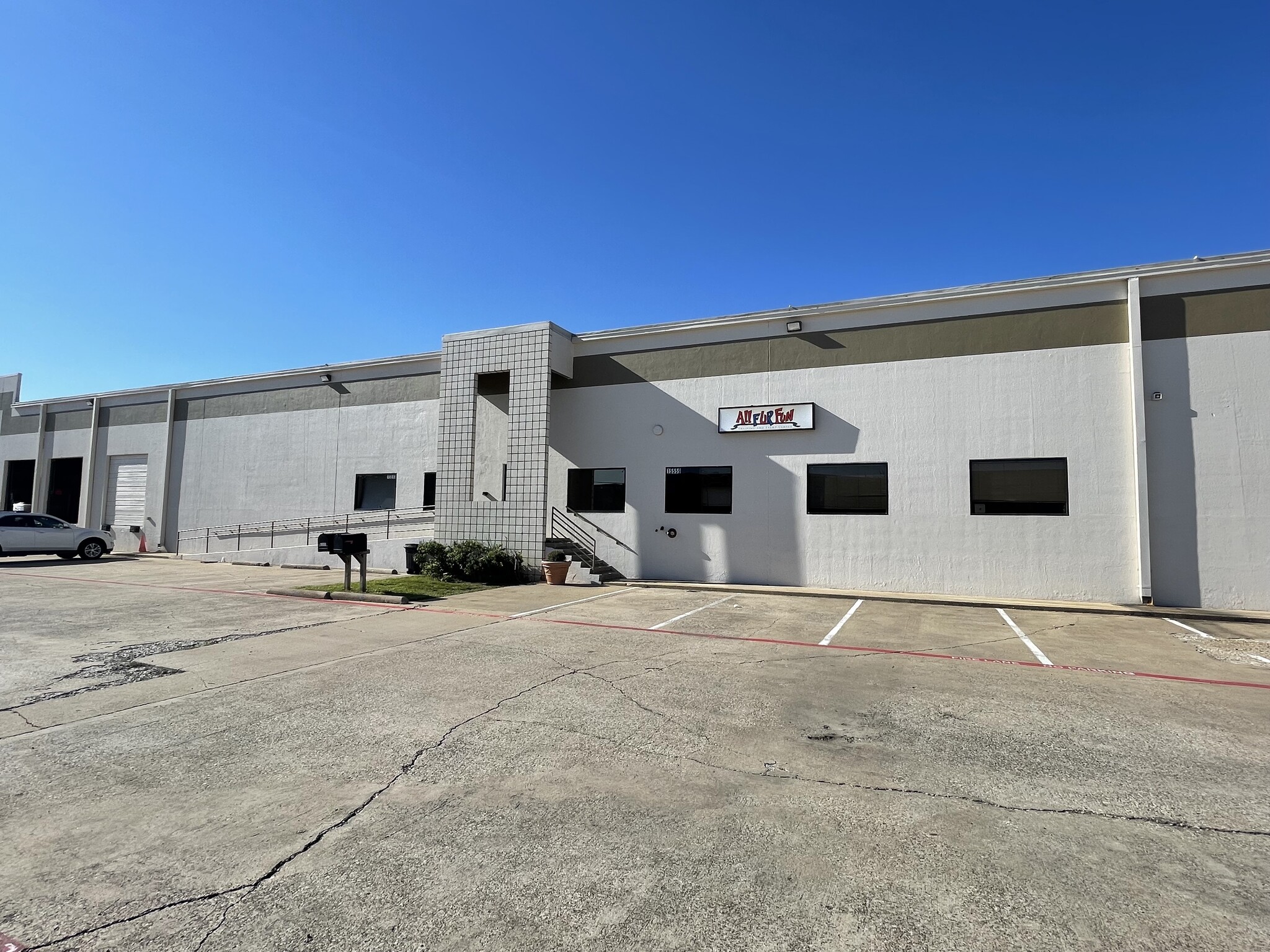 15555 Wright Brothers Dr, Addison, TX for lease Building Photo- Image 1 of 6