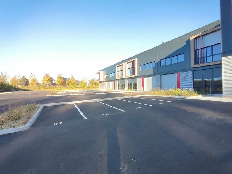 Flex in Saint-Quentin-Fallavier for lease - Building Photo - Image 3 of 9