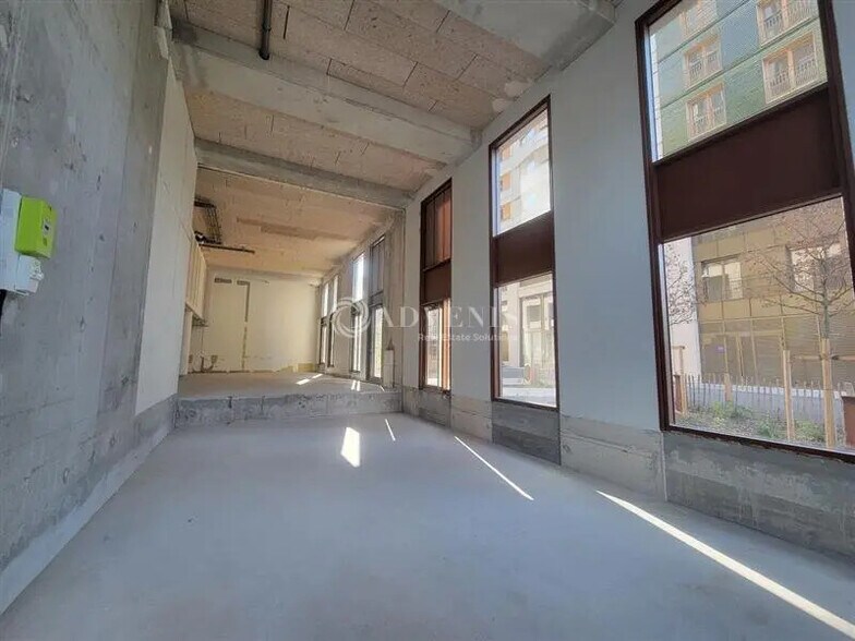 Retail in Saint-Denis for lease - Interior Photo - Image 2 of 6