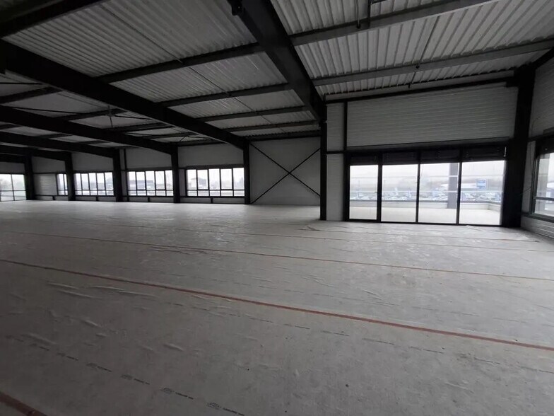 Flex in Arnas for lease - Interior Photo - Image 2 of 7