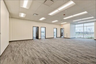 537 Discovery Dr, West Chicago, IL for lease Interior Photo- Image 2 of 2
