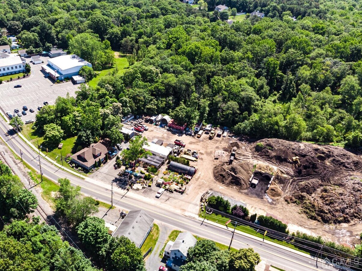 104 Main St, Helmetta, NJ 08828