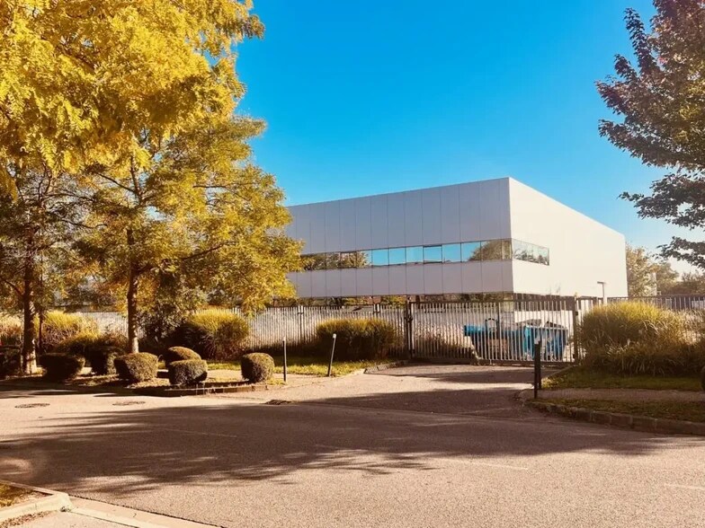 Flex in Bois-d'Arcy for sale - Building Photo - Image 1 of 10