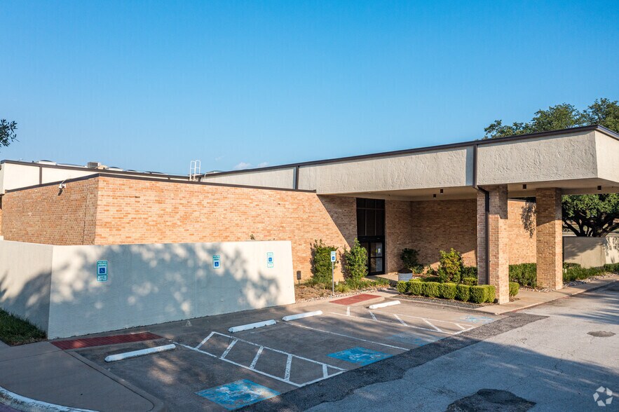 1 Medical Pky, Farmers Branch, TX for lease - Building Photo - Image 2 of 6