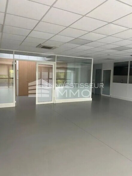 Office in Chelles for lease - Interior Photo - Image 2 of 4