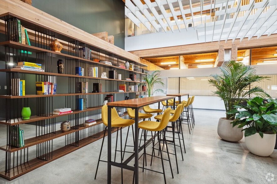 4444 W Lakeside Dr, Burbank, CA for lease - Interior Photo - Image 2 of 20